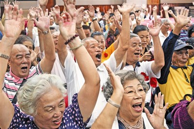 佛光山慈悲基金會與三重佛光人，在三重區社福中心舉辦重陽敬老活動，長者熱烈參與團康。