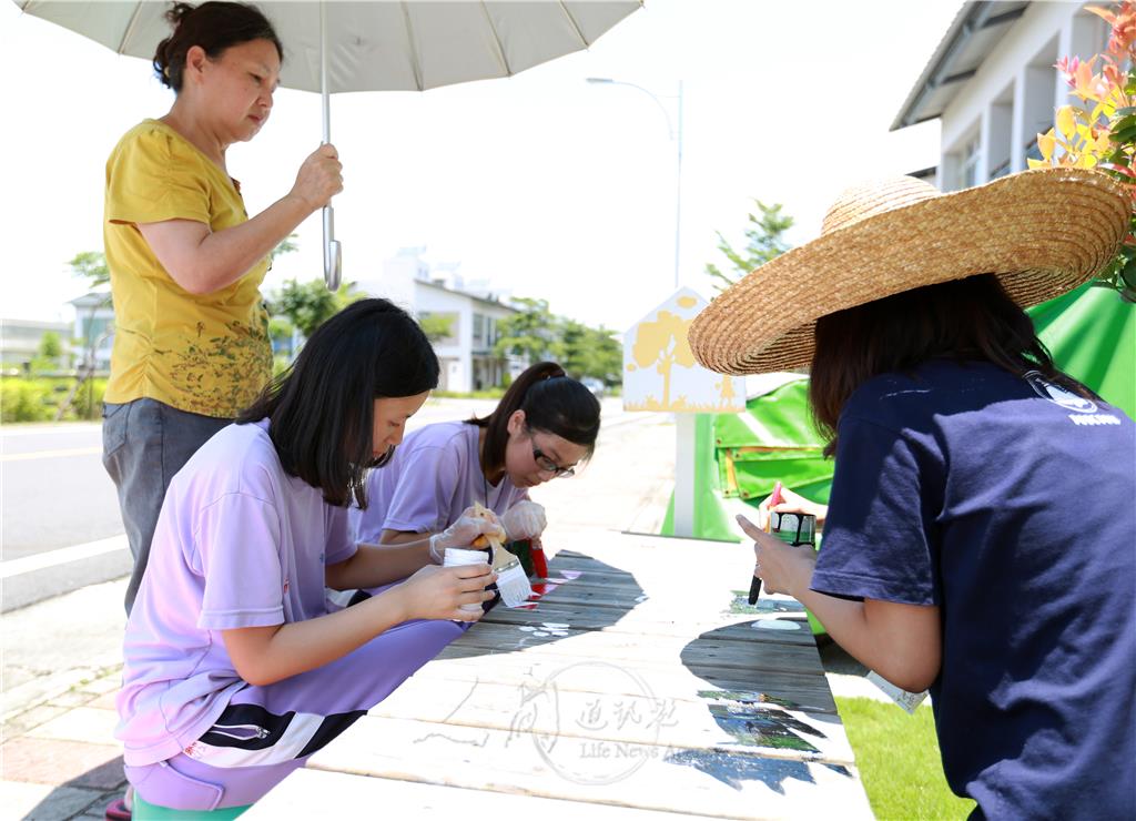 村民不捨學生在大太陽底下彩繪,主動為他們撐傘遮陽。