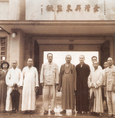 自1956年起,佛光山開山星雲大師(前排右三)即積極關懷受刑人,是佛教監獄弘法的先鋒。圖為大師與東初法師(左五)、屏東東山寺住持圓融法師(左三)、會性法師(右二)至屏東監獄弘法。